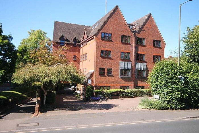 2 Bedroom Flat For Sale In Copthorne Court, Leatherhead, KT22