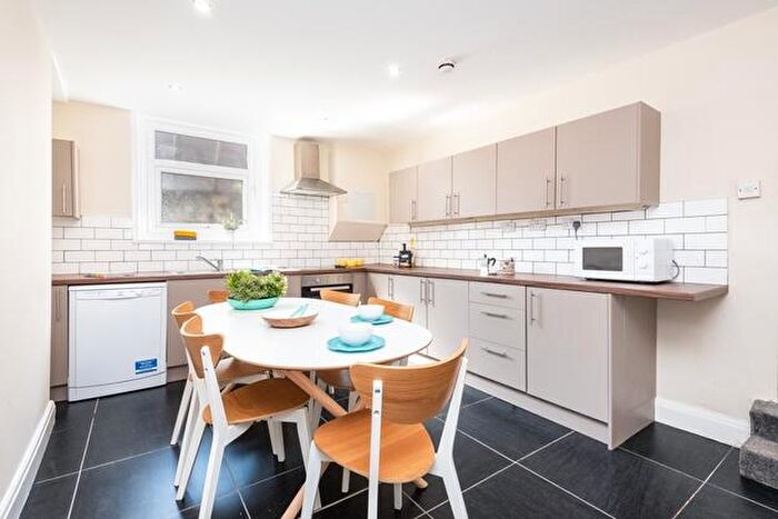 6 Bedroom Terraced House To Rent In Chestnut Avenue, Hyde Park, Leeds, LS6