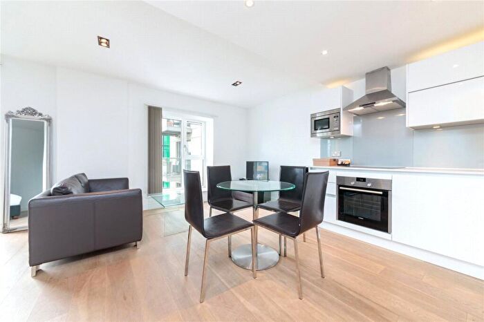 Flat To Rent In Courtyard Apartments, London, E1
