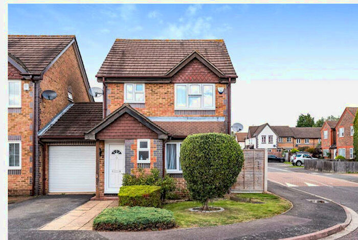 3 Bedroom Link Detached House To Rent In Flemming Avenue, Ruislip, HA4