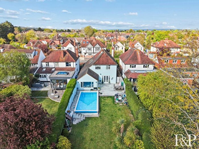 5 Bedroom Detached House For Sale In Pinkneys Road, Maidenhead, SL6