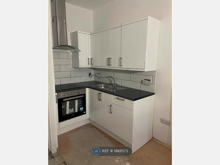 2 Bedroom Flat To Rent In Laira Avenue, Plymouth, PL3