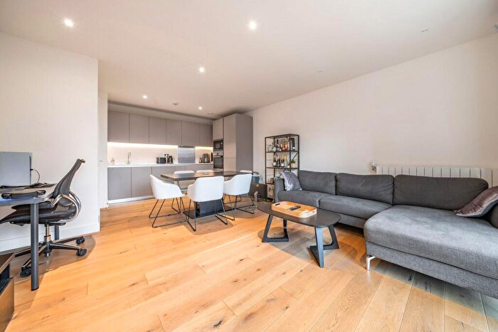 3 Bedroom Flat To Rent In Amphion House, Woolwich, London, SE18