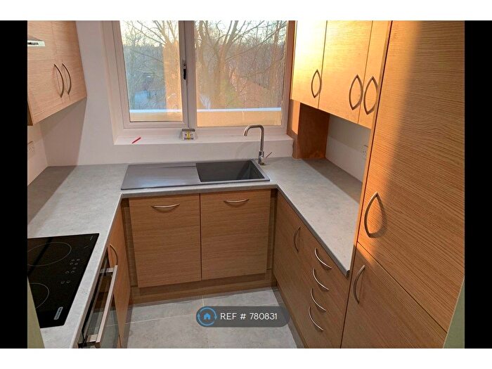 3 Bedroom Flat To Rent In Olivia Court, Salford, M5