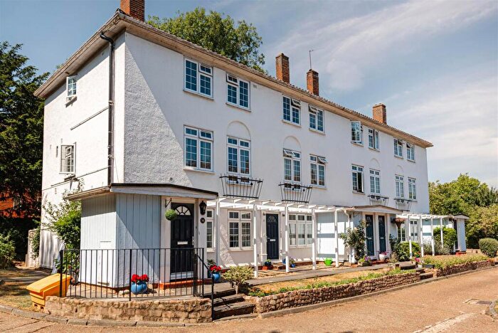 2 Bedroom Flat For Sale In West Street, Epsom, KT18