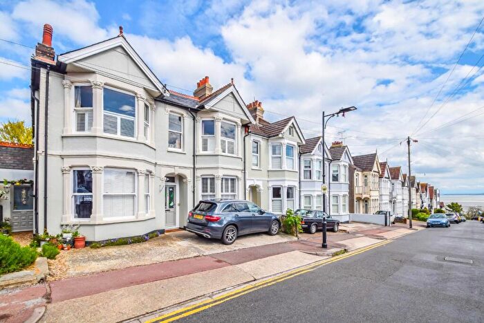 3 Bedroom Flat For Sale In Woodfield Road, Leigh-On-Sea, SS9