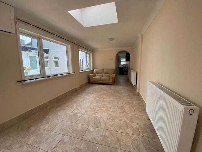 1 Bedroom Flat To Rent In Firs Drive, Hounslow, TW5