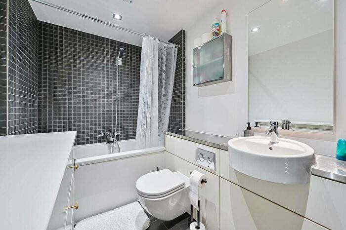 2 Bedroom Flat To Rent In Bacon Street, Shoreditch, London, E2