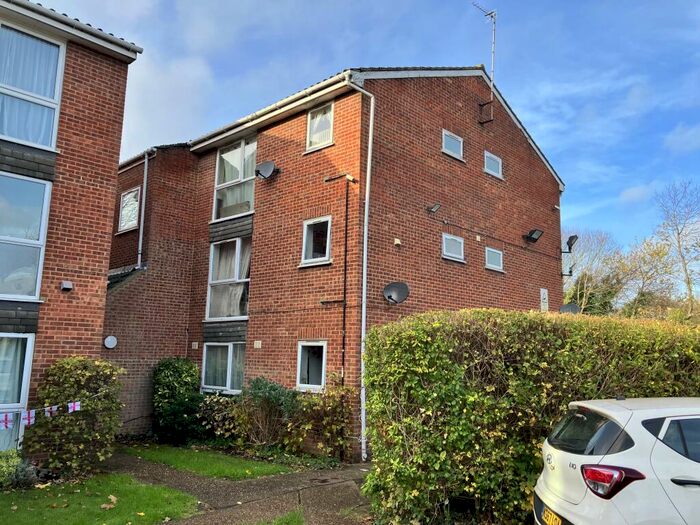 Flat To Rent In Shurland Avenue, EN4