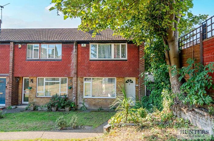 3 Bedroom End Of Terrace House For Sale In Hilary Close, Erith, DA8