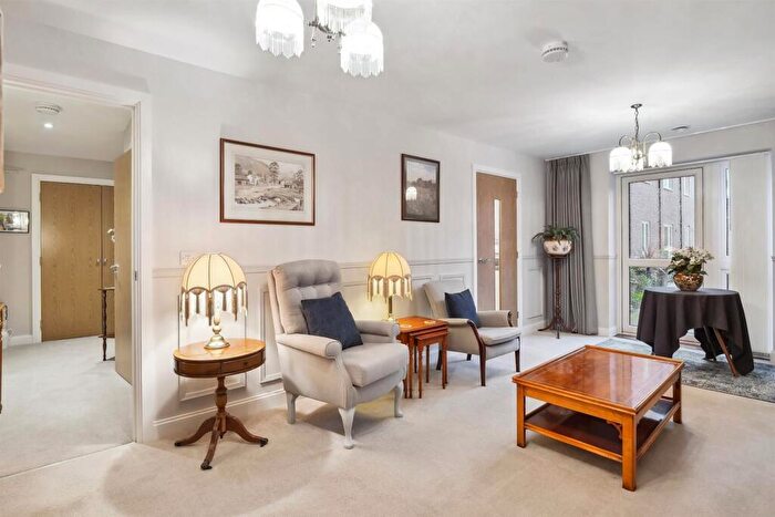1 Bedroom Apartment For Sale In Outwood Lane, Chipstead, Coulsdon, CR5