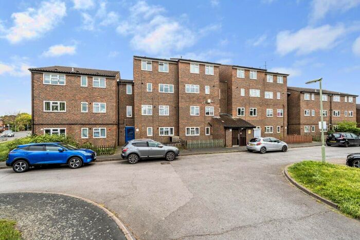 3 Bedroom Apartment To Rent In Bedroom Flat To Rent In Ambleside Avenue, Walton, KT12