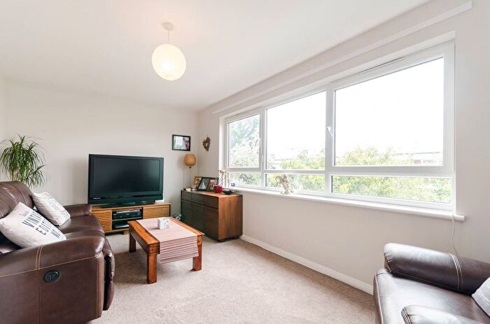 2 Bedroom Maisonette For Sale In Clarence Lane, Roehampton, London, SW15