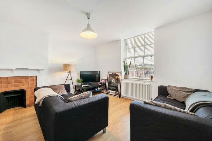 2 Bedroom Flat To Rent In Norwood Road, SE27