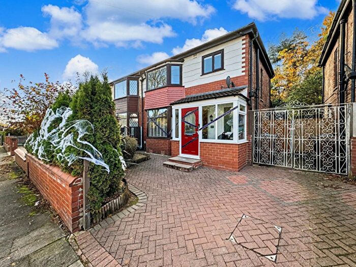 3 Bedroom Semi Detached House For Sale In Buckingham Avenue, Whitefield, M45