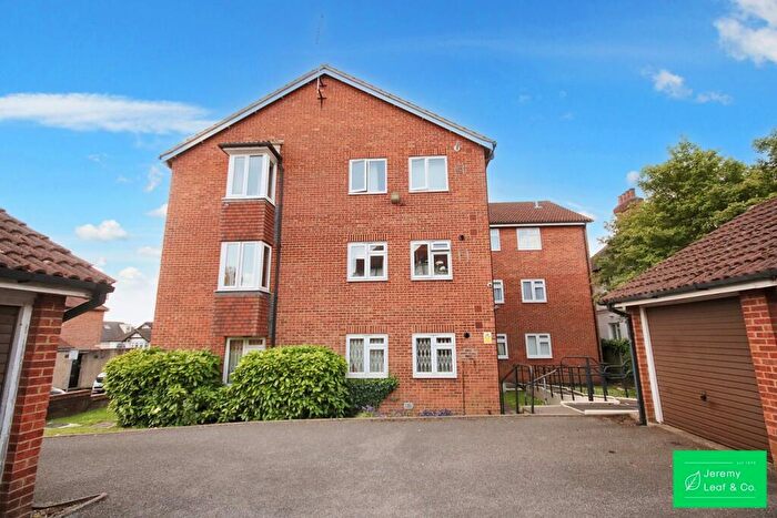 2 Bedroom Apartment For Sale In Neeld Crescent, London, NW4