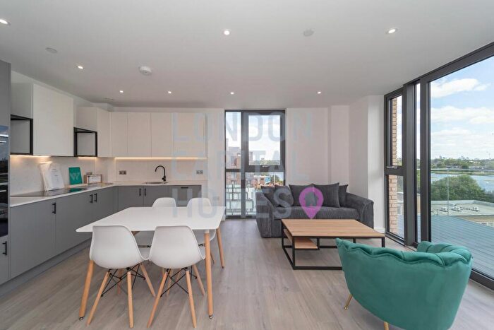2 Bedroom Apartment To Rent In Apartment In Willowbrook House, Woodberry Down, London, N4