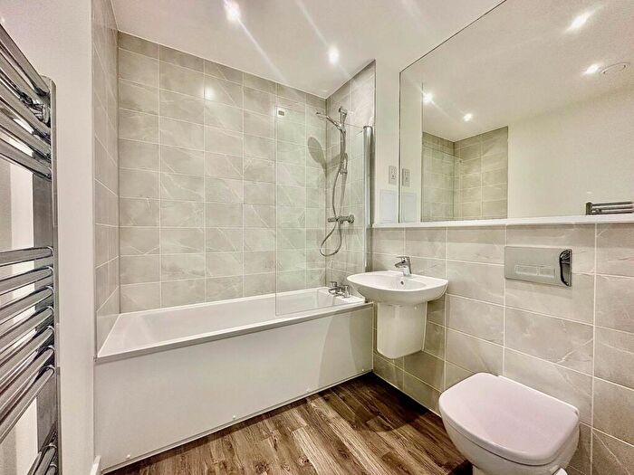 2 Bedroom Apartment To Rent In High View, Hatfield, AL10