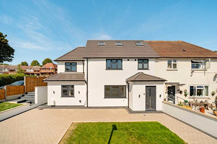 4 Bedroom Semi-Detached House For Sale In Ingleway, North Finchley, N12