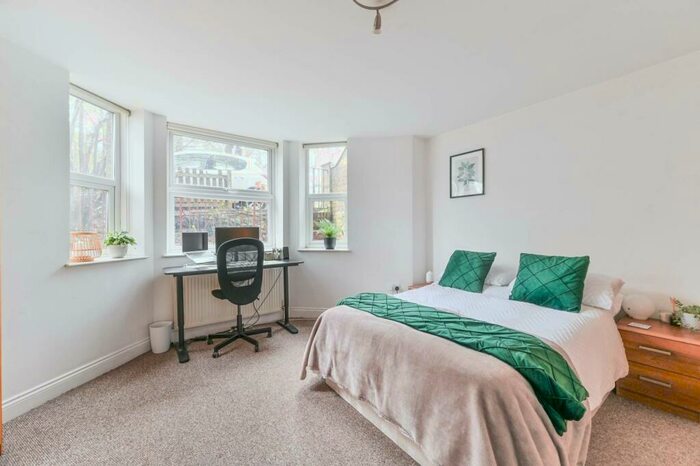 3 Bedroom Flat To Rent In Central Hill, Crystal Palace, London, SE19