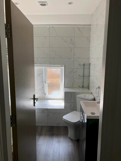 2 Bedroom Flat To Rent In Oakwood Parade, Leeds, LS8