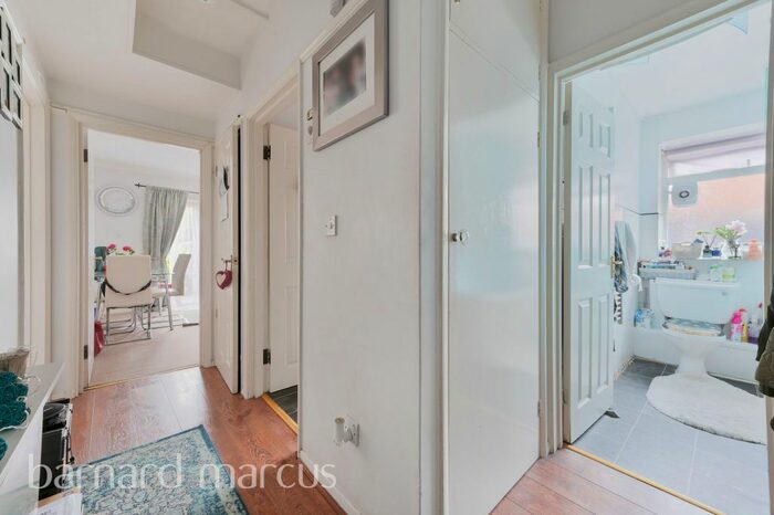 2 Bedroom Flat To Rent In Wickham Close, New Malden, KT3