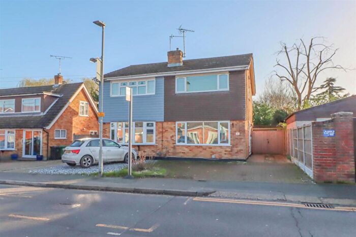 2 Bedroom Semi Detached House For Sale In Beauchamps Drive, Wickford, SS11