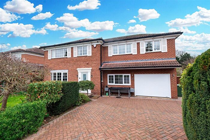 4 Bedroom Detached House For Sale In Woodland Park, Oulton, Leeds, LS26