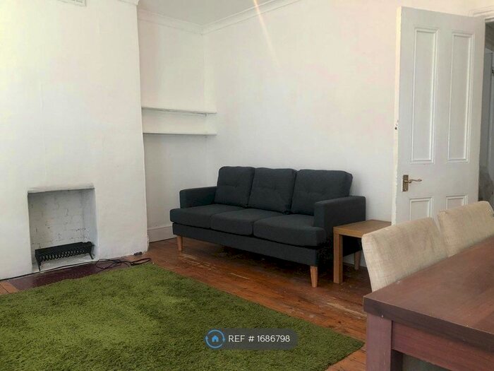 1 Bedroom Flat To Rent In Plumstead Common Road, London, SE18