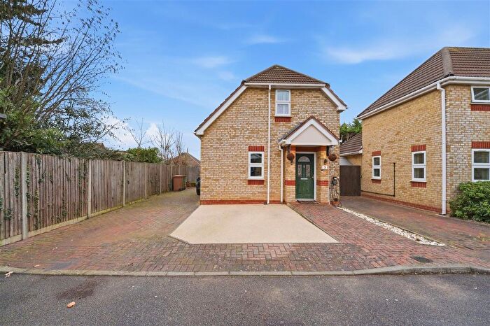 3 Bedroom Detached House For Sale In Chalet Close, Ashford, TW15