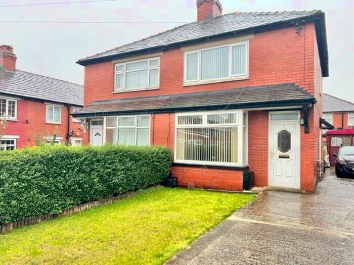 2 Bedroom Town House To Rent In Clifton Avenue, Halifax., HX1