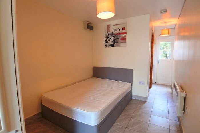 Studio To Rent In Southfields, Hendon, NW4