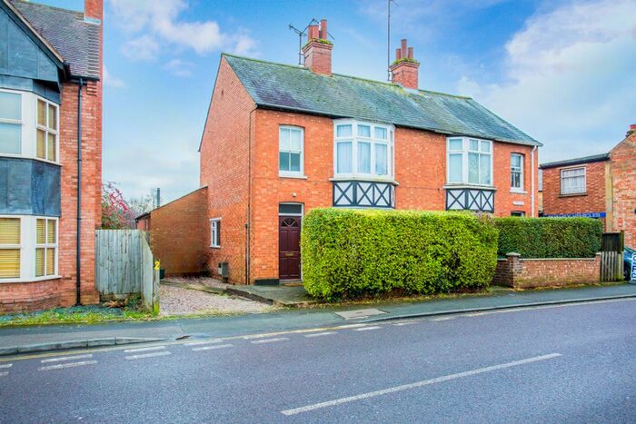 3 Bedroom Semi-Detached House To Rent In High Street, Buckingham, MK18