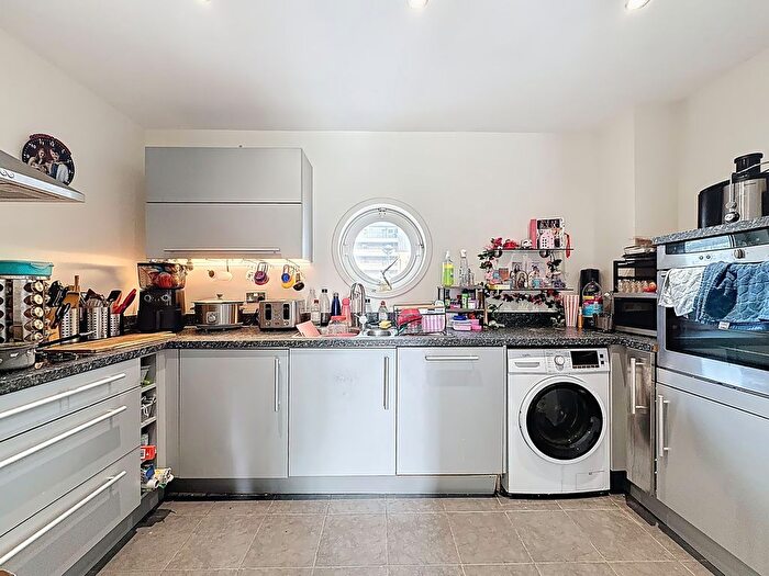 2 Bedroom Flat For Sale In Watkiss Way, Cardiff, CF11