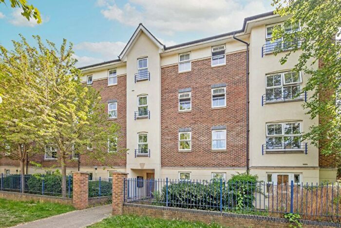 2 Bedroom Flat To Rent In Skerne Walk, Kingston Upon Thames, KT2