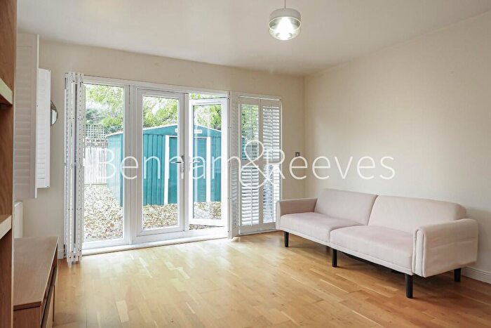 3 Bedroom Apartment To Rent In Wood End Road, Wembly, HA1