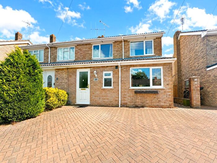 3 Bedroom Semi-Detached House For Sale In Foxley Close, Blackwater, Camberley, Hampshire, GU17