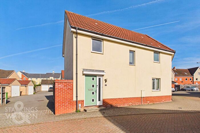 3 Bedroom Semi-Detached House For Sale In Kingfisher Close, Costessey, Norwich, NR8