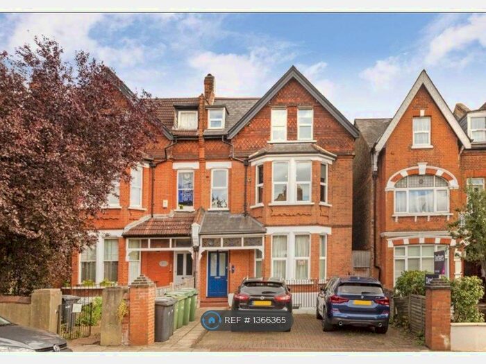 3 Bedroom Flat To Rent In Stanthorpe Road, London, SW16