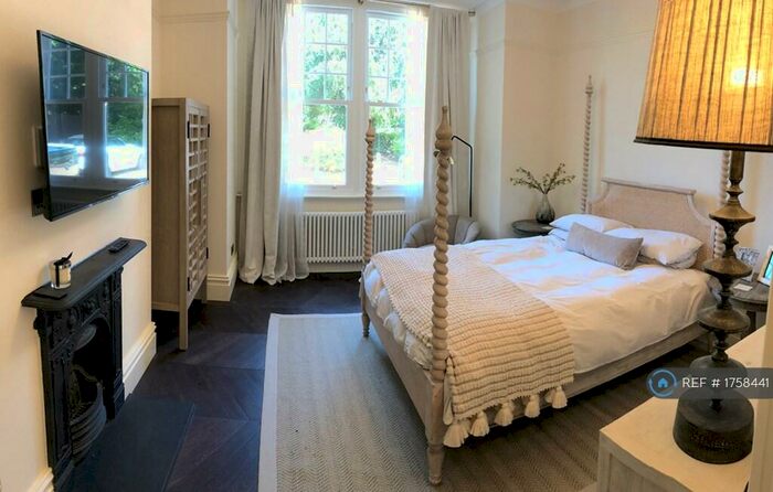 3 Bedroom Flat To Rent In Highview, Bromley, BR1