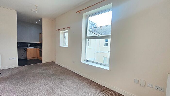 2 Bedroom Flat To Rent In Dartmouth Road, Paignton, TQ4