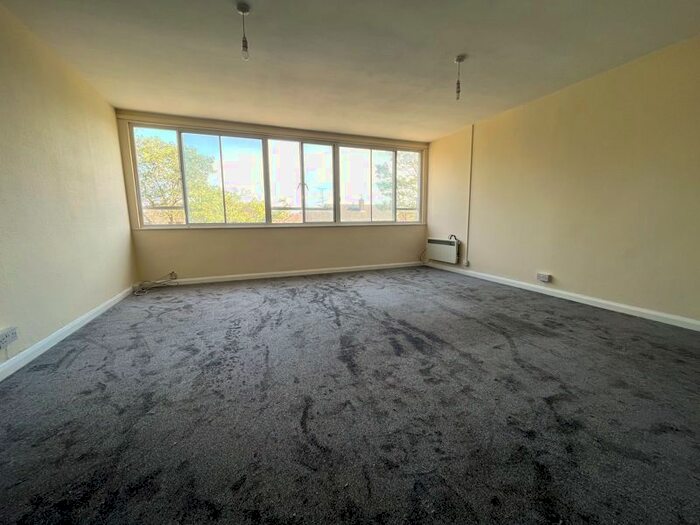 3 Bedroom Flat To Rent In Benhall Avenue, Cheltenham, GL51