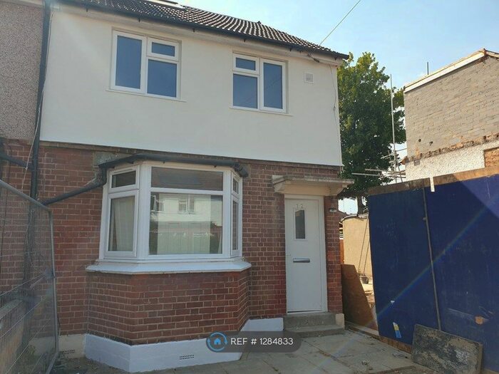 4 Bedroom Semi-Detached House To Rent In Edington Road, Enfield, EN3
