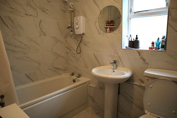 2 Bedroom Flat To Rent In Macmillan Way, London, SW17