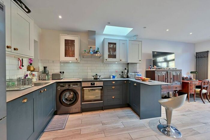 2 Bedroom Flat To Rent In Vanderbilt Road, Earlsfield, London, SW18