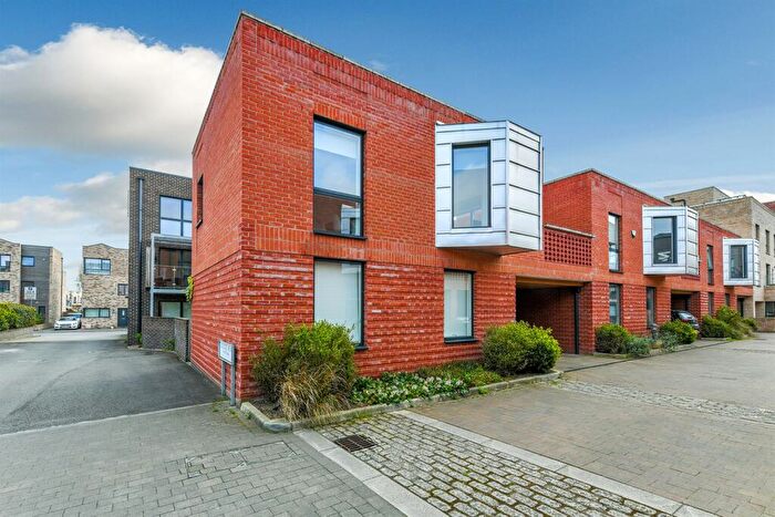 2 Bedroom Mews To Rent In Dockside Mews, NG2