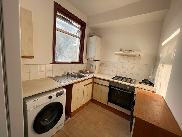 2 Bedroom Flat To Rent In High Road Leytonstone, London, E11