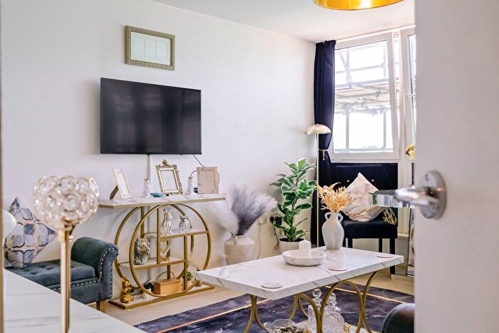 1 Bedroom Flat For Sale In Phoenix Way, Battersea, London, SW18