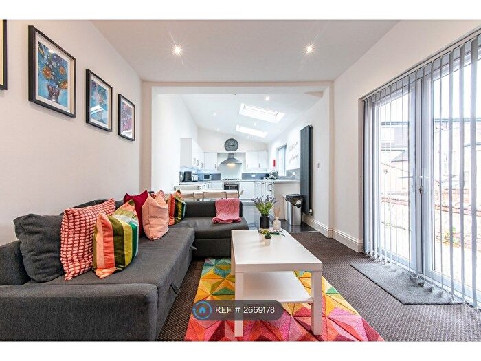 6 Bedroom Semi-Detached House To Rent In Derby Grove, Nottingham, NG7