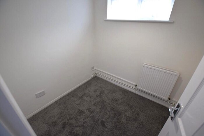 3 Bedroom Flat To Rent In Claremont Gardens, Ilford, London, IG3